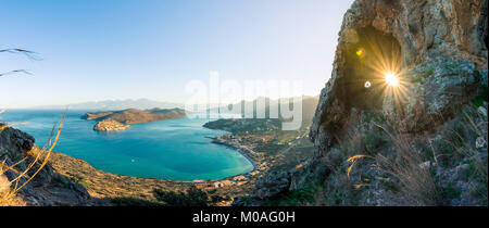 Vista panoramica del golfo di Elounda con isola di Spinalonga. Vista dalla montagna attraverso una grotta, Creta, Grecia. Foto Stock