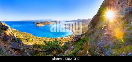 Vista panoramica del golfo di Elounda con isola di Spinalonga. Vista dalla montagna attraverso una grotta, Creta, Grecia. Foto Stock