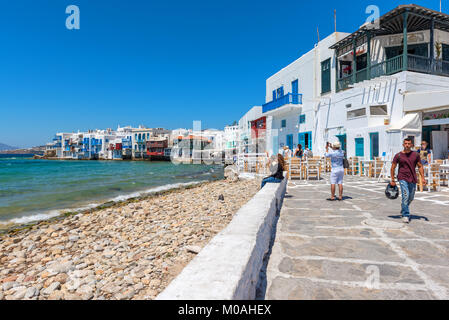 MYKONOS, Grecia - 23 Maggio 2017: una vista del lungomare e ristorante edifici di piccola Venezia parte della città di Mykonos, a Mykonos, Grecia Foto Stock