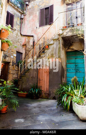 Strada stretta nella vecchia città medievale di Pitigliano - Grosseto, Italia Foto Stock
