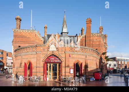 Il caffè del Municipio di Wokingham e l'area per mangiare all'aperto. Wokingham, Berkshire, Inghilterra, GB, Regno Unito Foto Stock