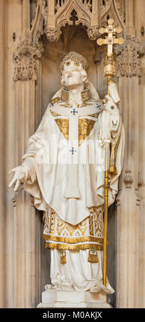 Londra, Gran Bretagna - 18 settembre 2017: la statua in marmo di San Tommaso di Canterbury nella Chiesa Immacolata Concezione, Farm Street. Foto Stock