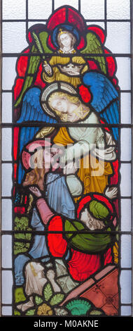 Londra, Gran Bretagna - 19 settembre 2017: San Giovanni Evangelista presso la visione degli angeli da Apokalipse sul vetro macchiato in St Mary Abbot's Foto Stock