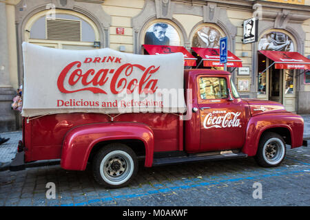Ritiro Ford F100 d'epoca, camion Coca-cola di fronte al "James Dean Bar", Dlouha Street Praga, Repubblica Ceca, Europa Foto Stock