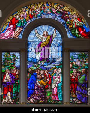 Londra, Gran Bretagna - 15 settembre 2017: l'Ascensione del Signore sul vetro satinato di St James's Chiesa, Clerkenwell Alexander Gibbs & Co Foto Stock