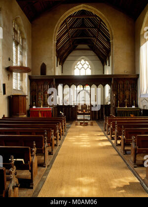 Navata di St Helen's Chiesa, Ranworth, fine C xv dipinto rood schermo con nord (L) e sud (R) altari laterali, & altare maggiore nel presbiterio oltre lo schermo. Foto Stock