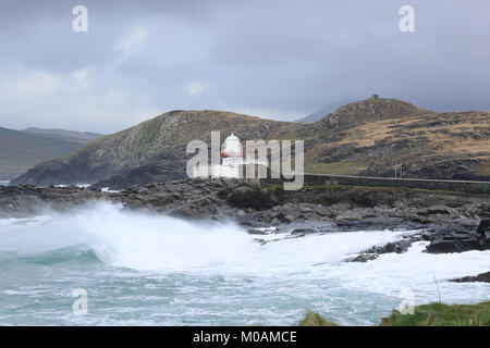 Grande tempesta atlantica onde che si infrangono sulla costa irlandese, valencia, isola atlantica selvaggia modo, County Kerry, Irlanda Foto Stock