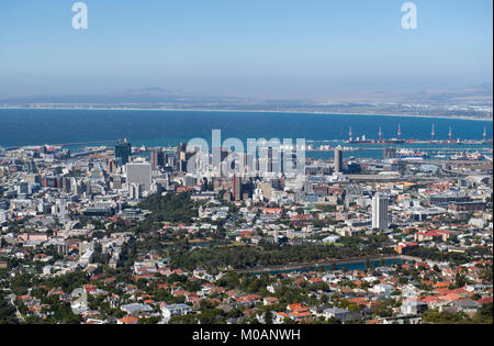 Vista del centro di Città del Capo dal piede di Table Mountain, Sud Africa Foto Stock