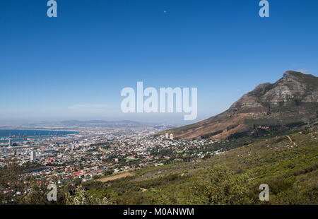 Vista del centro di Città del Capo dal piede di Table Mountain, Sud Africa Foto Stock