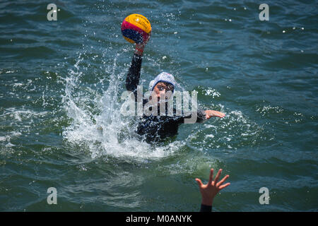 Azione da acqua a una partita di polo di essere riprodotti in Cape Town, Sud Africa Foto Stock