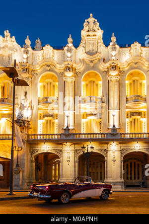 L'Avana, Cuba, Novembre 21, 2017 - 1950 Americano classico rosso e bianco convertibile Buick parcheggiata di fronte l'Avana Opera House Foto Stock