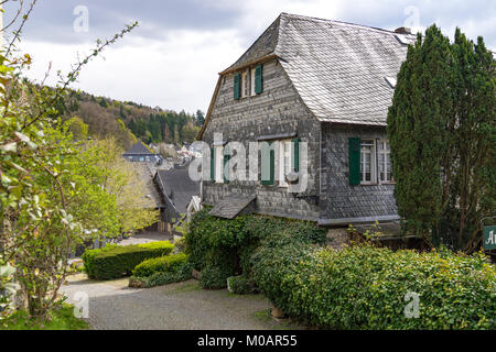 Medievale tetto di ardesia delle case nella città di Herrstein, Hunsrueck, in Germania, in Renania Palatinato Foto Stock