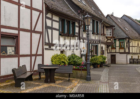 Metà medievale-case con travi di legno nella città di Herrstein, Hunsrueck, in Germania, in Renania Palatinato Foto Stock