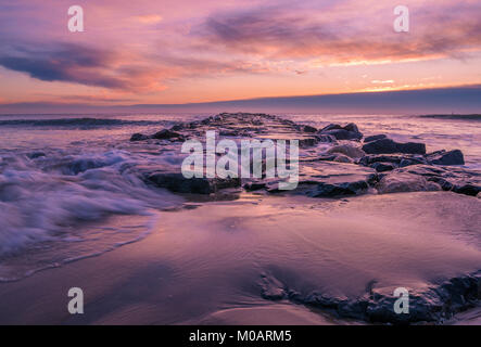 Romantico tramonto rossastro a Avon dal mare - il cuore del New Jersey turismo Foto Stock