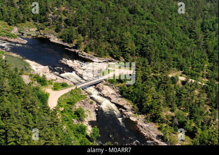 Si tratta di una fotografia aerea del ponte Bailey che collega il dokis prima nazione Foto Stock