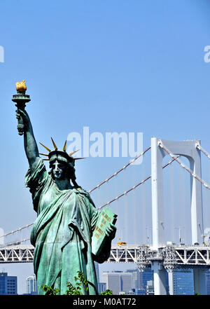 Il Rainbow Bridge e la statua della Libertà, Odaiba, presso Tokyo, Giappone Foto Stock