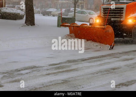 Neve trattore rimuove la neve durante la nevicata trattore sgombero neve Foto Stock