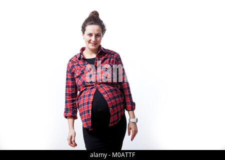 Giovane bella donna a 37 settimane di gestazione in abito nero e plaid shirt guardando la fotocamera e in posa sulla isolato sfondo bianco Foto Stock