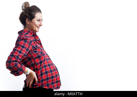 Giovani dai capelli scuri donna a 37 settimane di gestazione in abito nero e plaid shirt sorrisi e detiene sul retro isolato su sfondo bianco, vista laterale Foto Stock