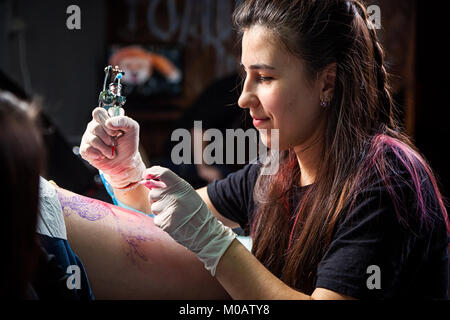 Ritratto di una donna tattoo master che mostra un processo di creazione tattoo Foto Stock