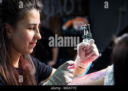Ritratto di una donna tattoo master che mostra un processo di creazione tattoo Foto Stock