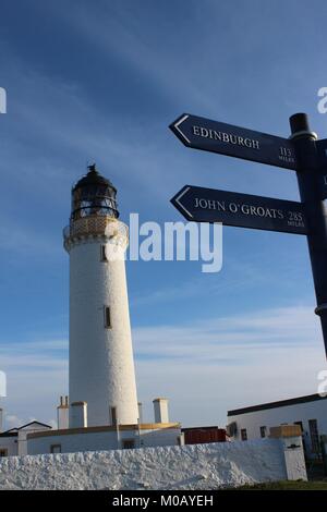 Mull of Galloway faro con due cartelli in primo piano Foto Stock