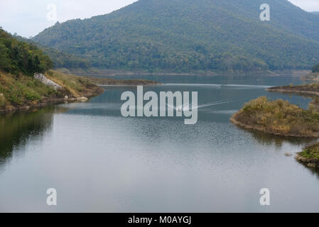 Chiang Mai, Thailandia - 14 Gennaio 2018: pescatore locale sulla vela barca a vela a Mae Kuang Udom Thara dam in Chiang Mai Thailandia il 14 gennaio 2018. Foto Stock