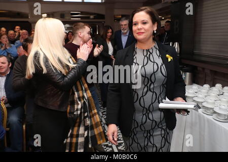 Sinn Fein presidente del partito, Gerry Adams e il Presidente eletto ed attuale vice leader del Sinn Fein party Mary Lou McDonald (destra) arrivano al Balmoral Hotel a Dublino per affrontare i sostenitori di partito, dopo che è stato confermato come l'unico candidato in gara per avere successo l' onorevole Adams dopo ha annunciato la sua intenzione di passo in giù come loro leader. Foto Stock