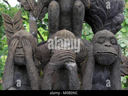 Non vedo, non sento, non parlo. Statue al tempio Theravada a Semarang, Indonesia. Pic è stata adottata nel gennaio 2018. Foto Stock
