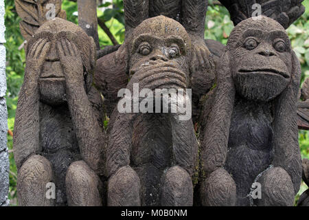 Non vedo, non sento, non parlo. Statue al tempio Theravada a Semarang, Indonesia. Pic è stata adottata nel gennaio 2018. Foto Stock