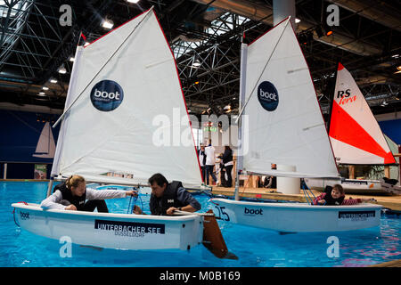 Düsseldorf, Germania. Gli ospiti godono di una esperienza di vela. boot Düsseldorf 2018, la più grande nel mondo barca & sport acquatici mostra apre a Düsseldorf Exhibition Centre. Con 1,923 espositori provenienti da 68 paesi, tra cui 1.085 produttori internazionali, boot Düsseldorf corre fino al 28 gennaio 2018. Foto Stock