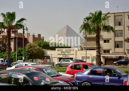 La Grande Piramide di Giza (noto anche come la piramide di Khufu, o la piramide di Cheope) come visto da di fronte all'Egitto papiro Institute di Giza. Foto Stock