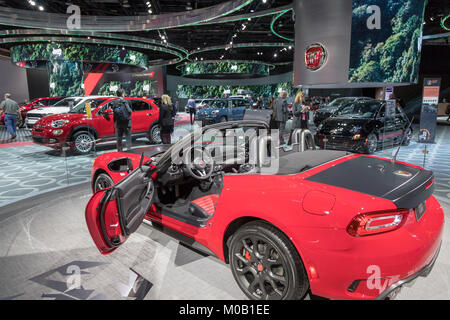 Detroit, Michigan - il Fiat 124 Spider in Fiat Chrysler visualizzare al North American International Auto Show. Foto Stock