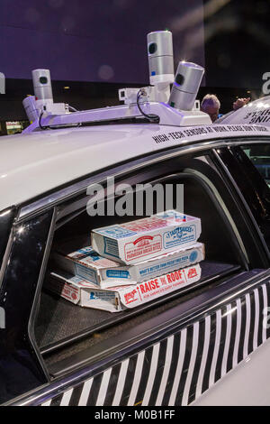 Detroit, Michigan - un esperimento di auto-guida Ford Fusion, attrezzate per offrire Domino's Pizza, sul display al North American International Auto Foto Stock