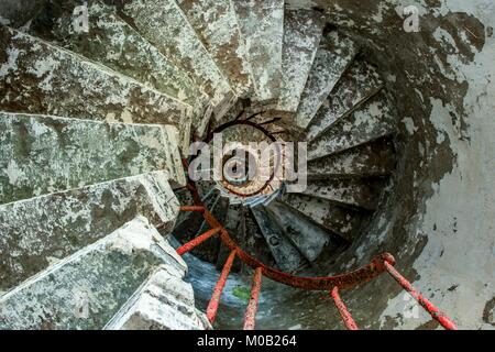 La scala nel vecchio faro abbandonato. La Russia Foto Stock