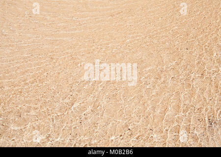 Oceano atlantico costa texture di sfondo, parte inferiore sabbiosa sotto il fondale basso Foto Stock