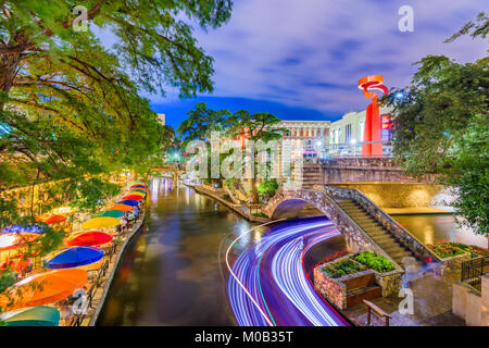 San Antonio, Texas, Stati Uniti d'America cityscape sul fiume a piedi. Foto Stock