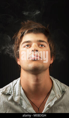 Giovani rilassato spensierato uomo erbaccia fumatori Foto Stock