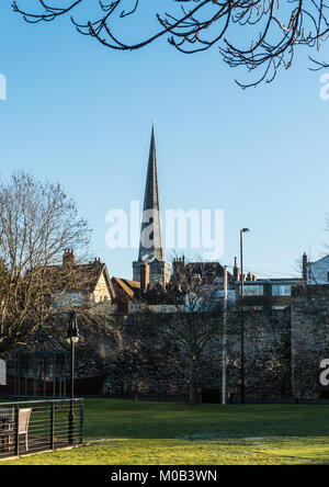 Un colpo della guglia di St Michaels chiesa nella distanza di Southampton, Regno Unito. Foto Stock