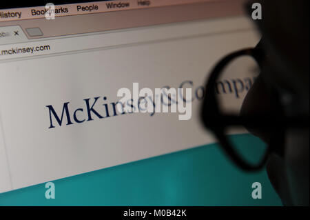 Una donna guarda di McKinsey & Company sito web Foto Stock
