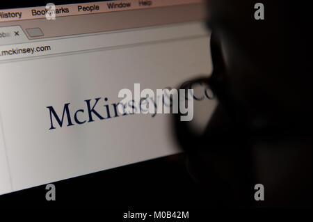 Una donna guarda di McKinsey & Company sito web Foto Stock