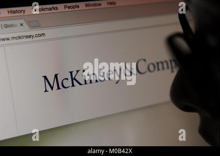 Una donna guarda di McKinsey & Company sito web Foto Stock