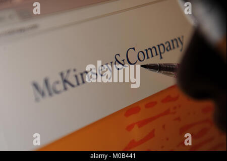 Una donna guarda di McKinsey & Company sito web Foto Stock
