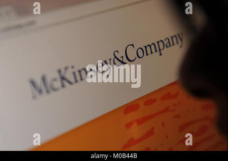 Una donna guarda di McKinsey & Company sito web Foto Stock