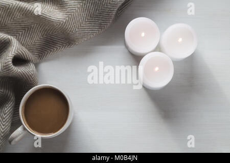 Accogliente cioccolata calda e candele Foto Stock