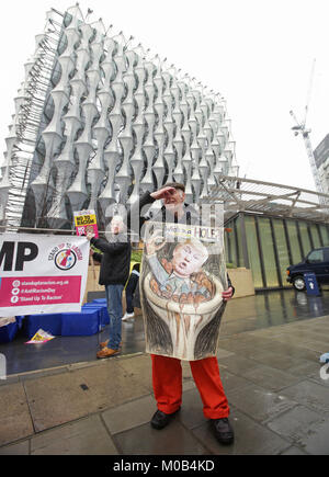 Anti-Trump manifestanti al di fuori della nuova ambasciata degli Stati Uniti a Nine Elms, Londra, come la manifestazione organizzata da Stand fino al razzismo, ricorre il primo anniversario di Donald Trump essendo prestato giuramento come il quarantacinquesimo Presidente degli Stati Uniti. Foto Stock