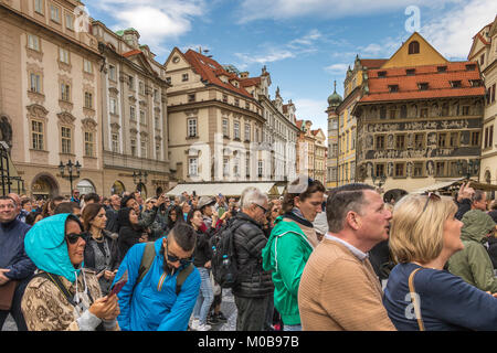 Folle di visitatori e turisti si riuniscono di fronte all'Orologio Astronomico di Praga per godere di un affascinante prestazioni meccaniche sull'ora Foto Stock