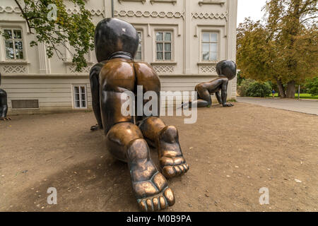 Bambini giganti in bronzo striscianti situati nel Parco Kampa di Praga dallo scultore e artista ceco David Cerny, Praga, Repubblica Ceca Foto Stock