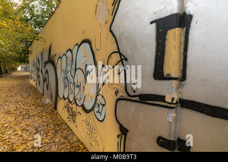 Graffiti spruzzato su un muro lungo una strada acciottolata a Praga, Repubblica Ceca Foto Stock