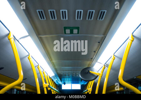 Trasporto pubblico autobus interni poli giallo fluorescente bianco Foto Stock